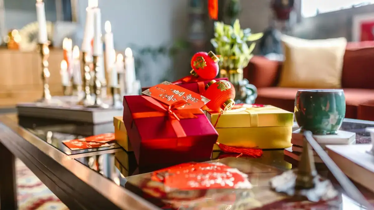 Suasana perayaan Imlek 2026 yang sarat tradisi sekaligus menjadi momen bisnis musiman laris manis, dari hadiah