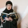 Seorang Muslim membaca Al-Qur’an di bulan Ramadhan sebagai bentuk menjaga kualitas ibadah puasa agar bernilai
