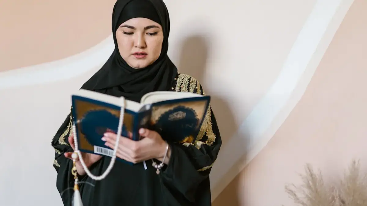 Mengapa Pahala Puasa Bisa Hilang? Ini Renungan Penting Agar Ibadah Ramadhan Tidak Sia-sia Seorang Muslim membaca Al-Qur’an di bulan Ramadhan sebagai bentuk menjaga kualitas ibadah puasa agar bernilai