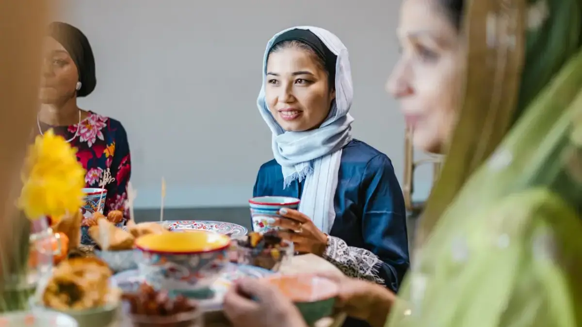 Ilustrasi umat Muslim melaksanakan sahur dan berbuka puasa sebagai bagian dari sunnah penuh keberkahan di bula