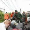 Gotong Royong membersihkan sampah