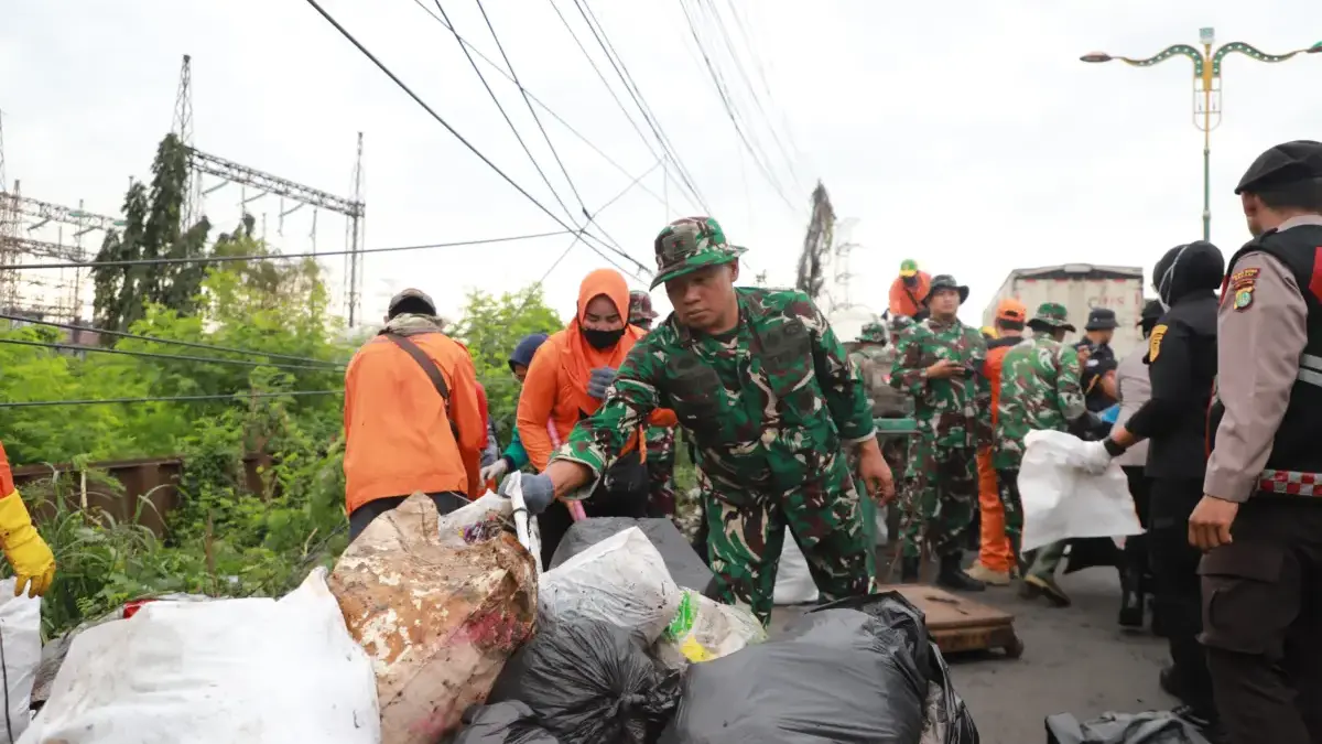 Gotong Royong membersihkan sampah