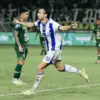 Selebrasi Andrew Jung saat mencetak gol ke gawang Persebaya