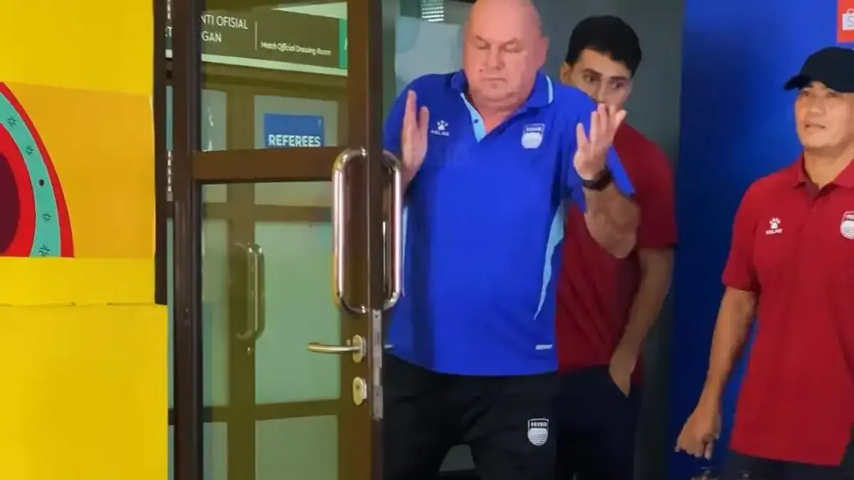 Wasit Eko Saputra Tuai Kontroversi, Bojan Hodak Pilih Bungkam Usai Persib Ditahan Persebaya Pelatih Persib Bandung Bojan Hodak, Yana Sunarya dan Putros saat meninggalkan ruang konferensi pers.