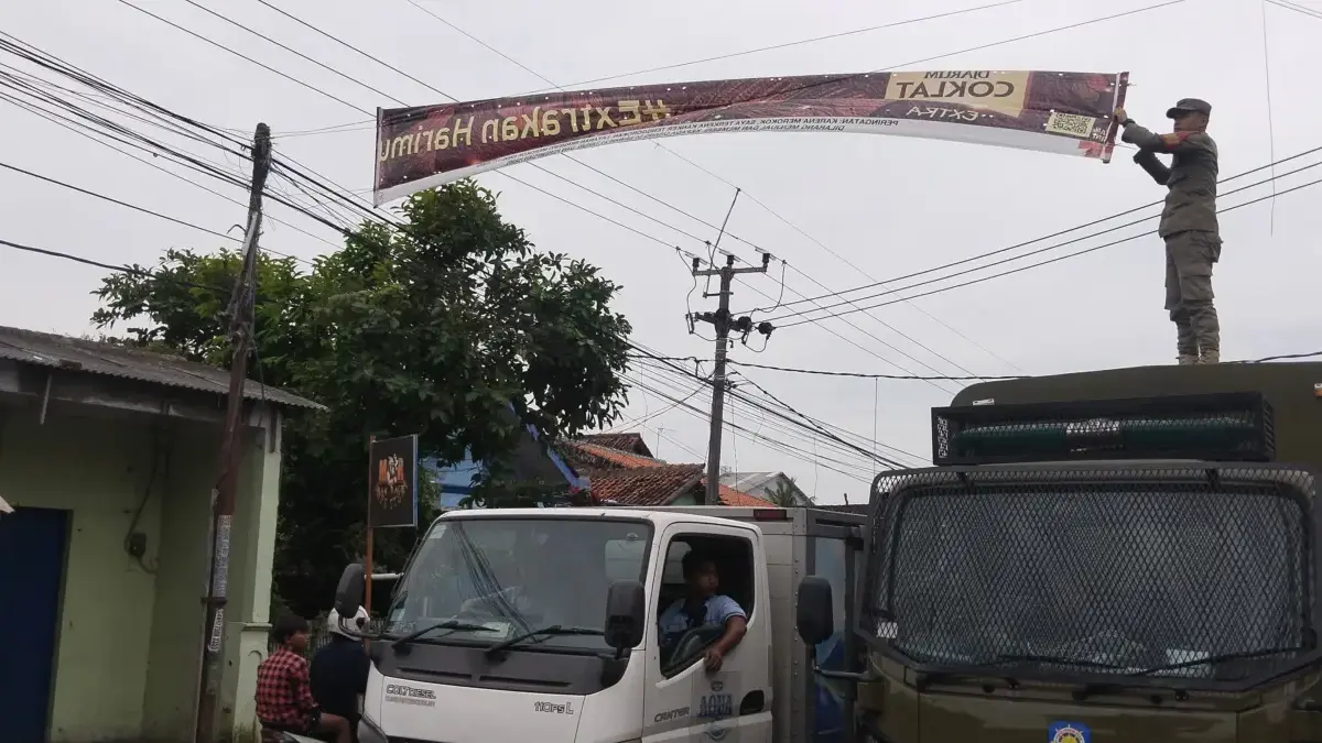 Melintang di Atas Jalan, Puluhan Spanduk Liar di Tanjungpura–Dengklok Ditertibkan Satpol PP Penertiban