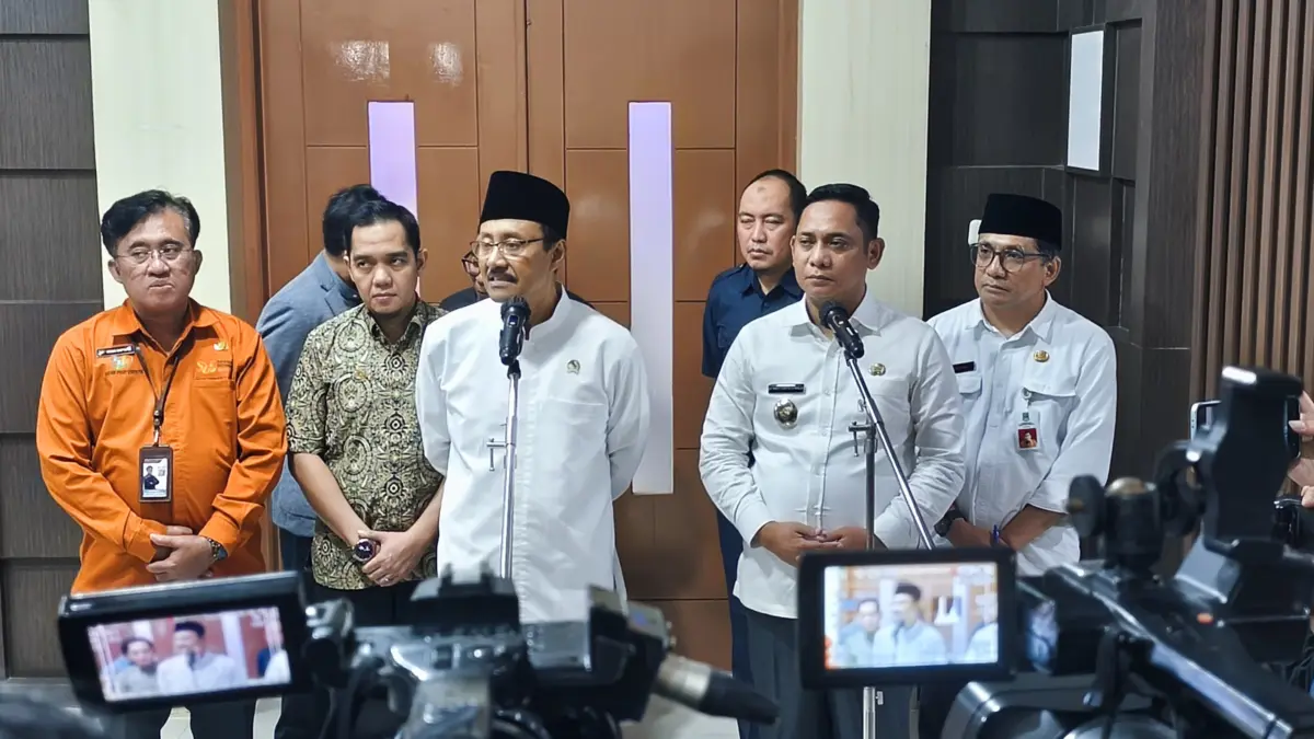 Menteri Sosial Saifullah Yusuf dan Plt Bupati Bekasi Asep Surya Atmaja
