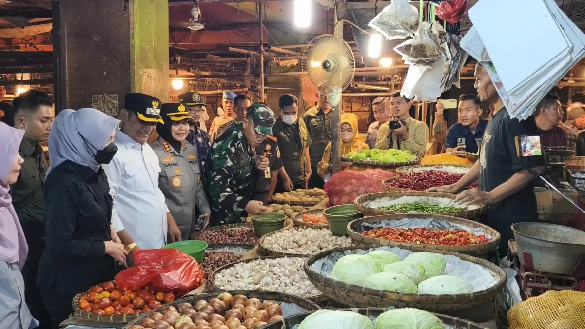 Plt Bupati Bekasi Asep Surya Atmaja bersama Kapolres dan Dandim