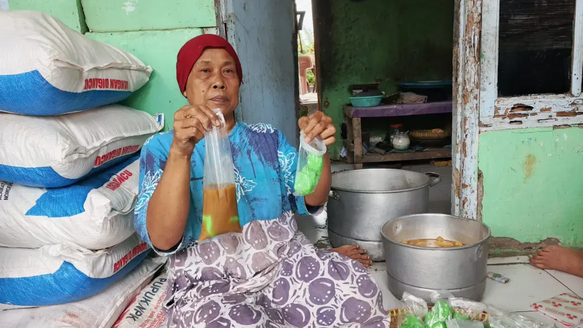Kisah Mak Iyoh: Puluhan Tahun Menjaga Cita Rasa Jojongkong dan Jalabria di Karawang Kisah Mak Iyoh: Puluhan Tahun Menjaga Cita Rasa Jojongkong dan Jalabria di Karawang
