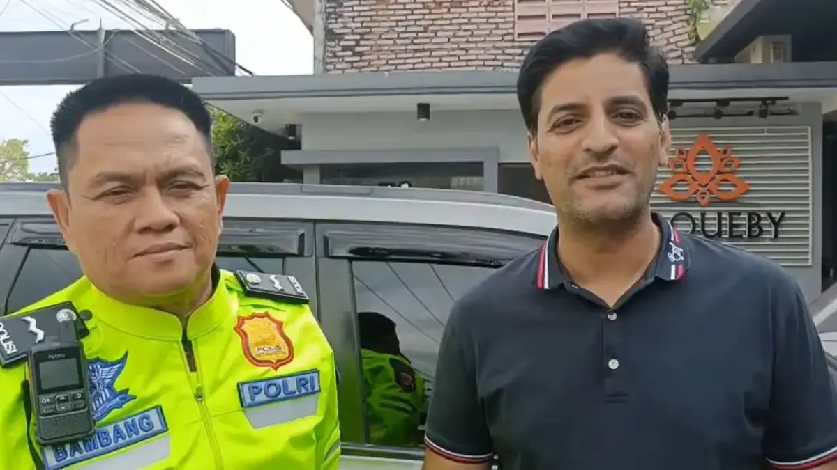 Polisi Karawang Bantu WNA Pakistan yang Terjebak di Tol Japek