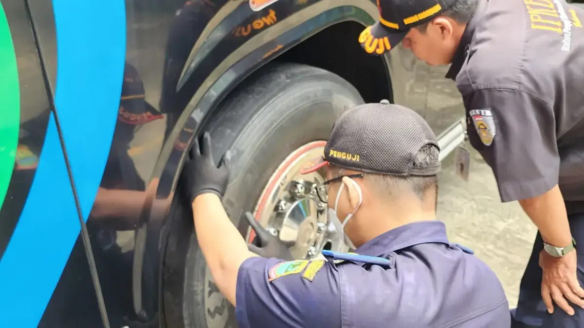 Menjelang Mudik Lebaran Dishub Karawang Periksa Bus di PO Agra Mas