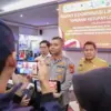 Kapolres Karawang, AKBP Fiki N. Ardiansyah, didampingi Plt. Asda 1 Kabupaten Karawang, Ridwan Salam,
