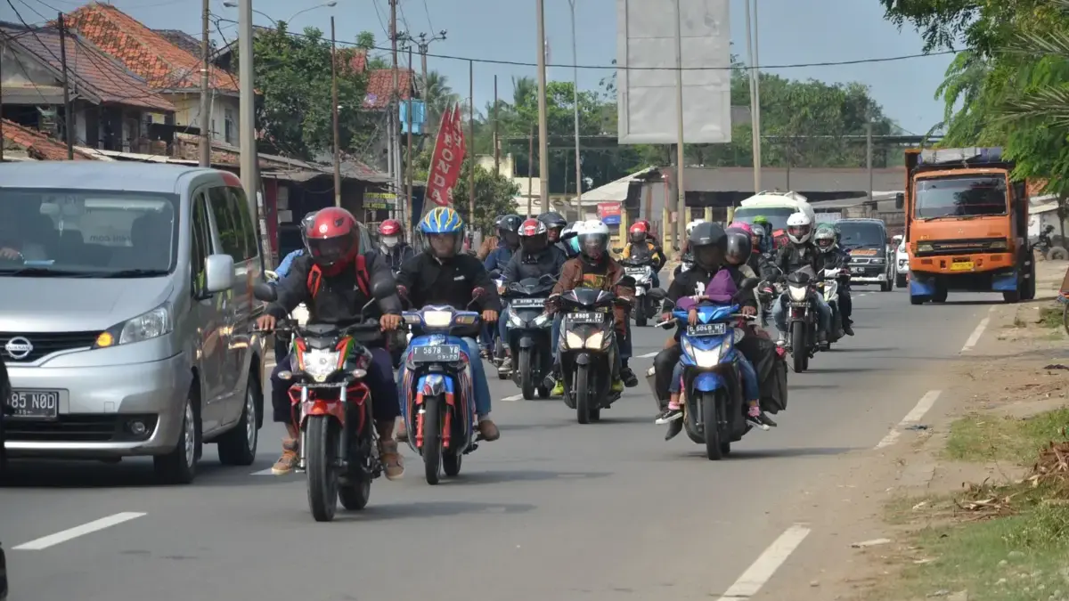 Jelang Mudik Lebaran, Pemkab Bekasi Kebut Perbaikan Jalan dan Siagakan 70 Personel Ilustrasi Pemudik Melintasi Jalan Pantura Kabupaten Bekasi