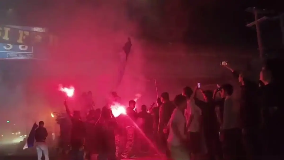 Bobotoh Blokir Jalur Mudik Pantura di Cikarang Saat Rayakan HUT Persib Ratusan bobotoh merayakan hari ulang tahun ke-93 dengan menggelar konvoi dan menyalakan petasan di ruas Jalan