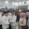 Bupati Karawang Aep Saepuloh dan Wakil Bupati Karawang saat memberikan ucapan selamat kepada Kades Terpilih