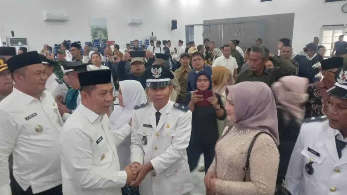 Bupati Karawang Aep Saepuloh dan Wakil Bupati Karawang saat memberikan ucapan selamat kepada Kades Terpilih