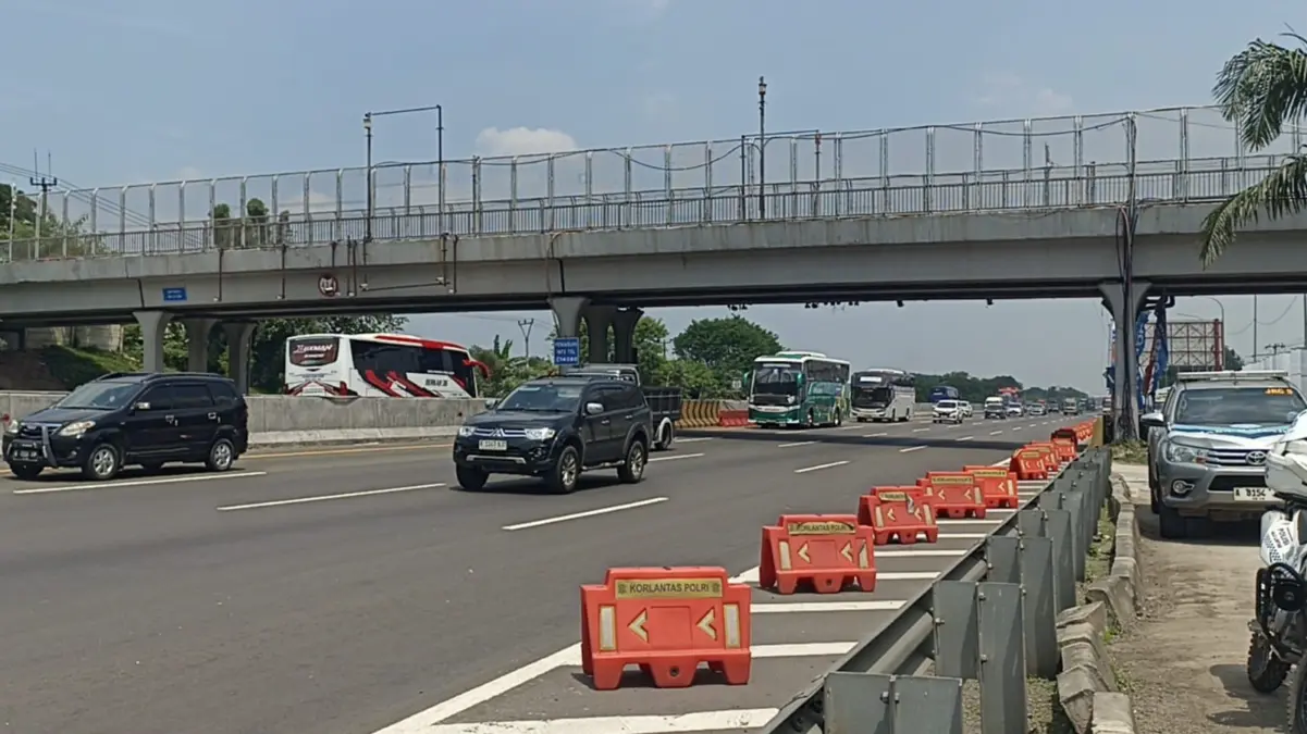 Info Mudik Terkini: Lalu Lintas Tol dan Jalan Arteri Karawang Ramai Lancar Tol Karawang