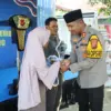 Kapolres Karawang, AKBP Fiki N. Ardiansyah meresmikan secara langsung program Rumah Layak Huni ke Mak Nurhayat