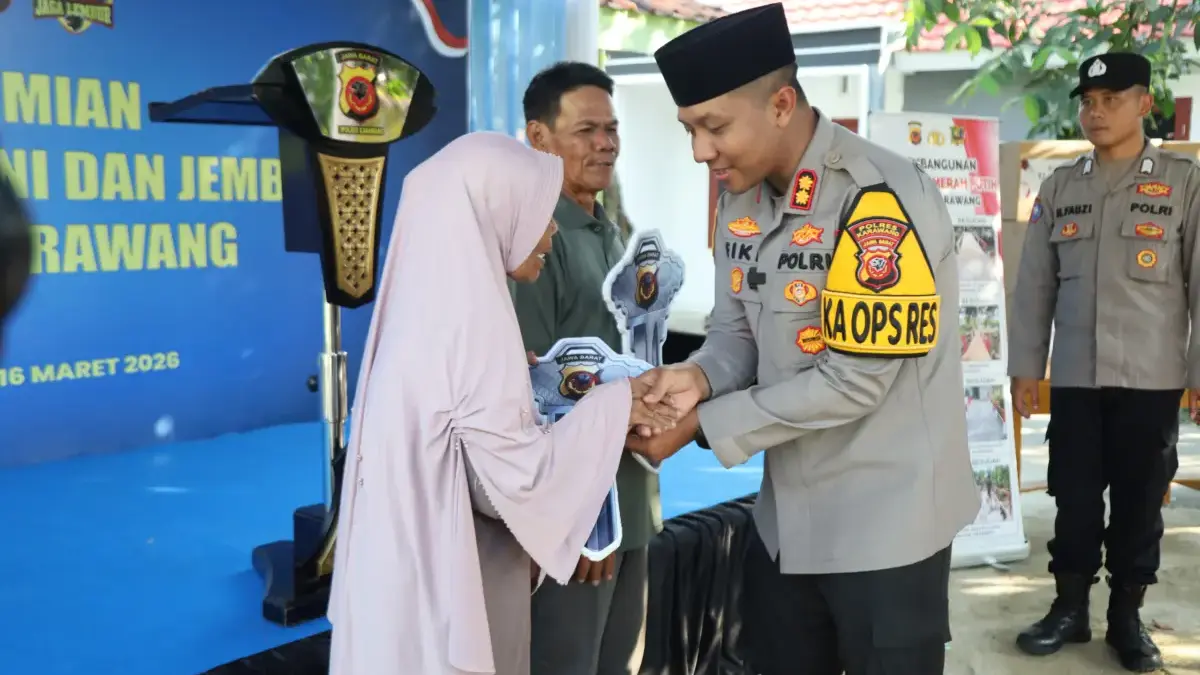 Kapolres Karawang, AKBP Fiki N. Ardiansyah meresmikan secara langsung program Rumah Layak Huni ke Mak Nurhayat