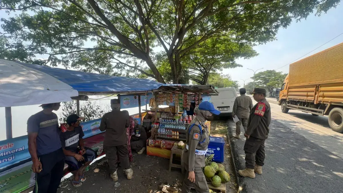 Satpol PP Karawang Imbau PKL Bongkar Lapak Usai Lebaran, Total 259 Lapak Didata di Jalur Mudik Satpol PP Karawang