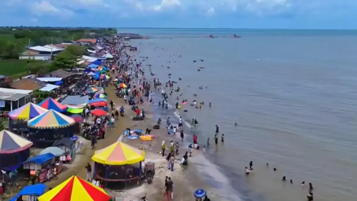 Pantai Tanjung Baru Saat Libur Lebaran
