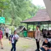 Kepolisian Resor Karawang melaksanakan giat pengamanan dan pelayanan di Objek Wisata Green Canyon yang terleta
