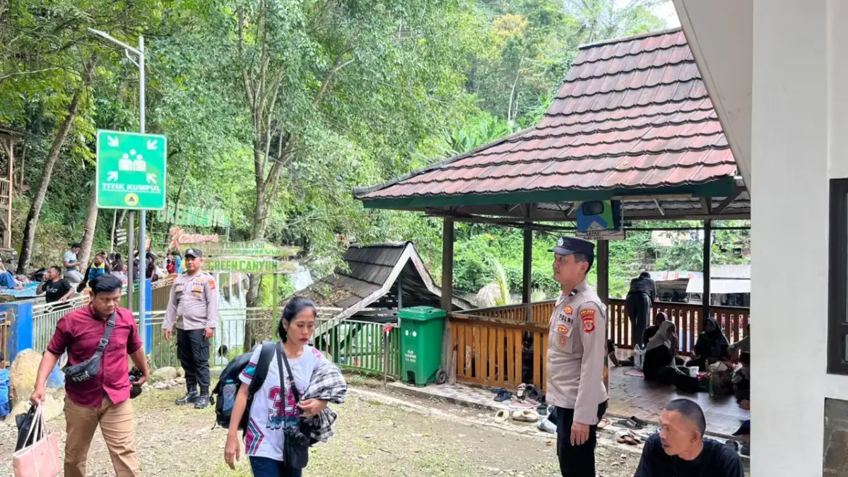 Kepolisian Resor Karawang melaksanakan giat pengamanan dan pelayanan di Objek Wisata Green Canyon yang terleta