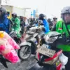 Kerupuk Melarat Jadi Oleh-oleh Wajib Pemudik Motor di Jalur Pantura Bekasi 