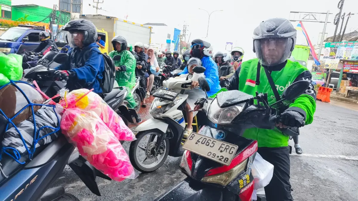 Kerupuk Melarat Jadi Oleh-oleh Wajib Pemudik Motor di Jalur Pantura Bekasi 
