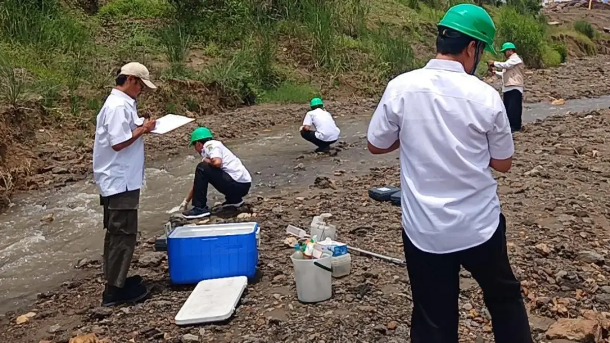 DLH Jabar Didampingi DLH Karawang Dalami Dugaan Pencemaran Sungai Cigembol Sungai Cigembol