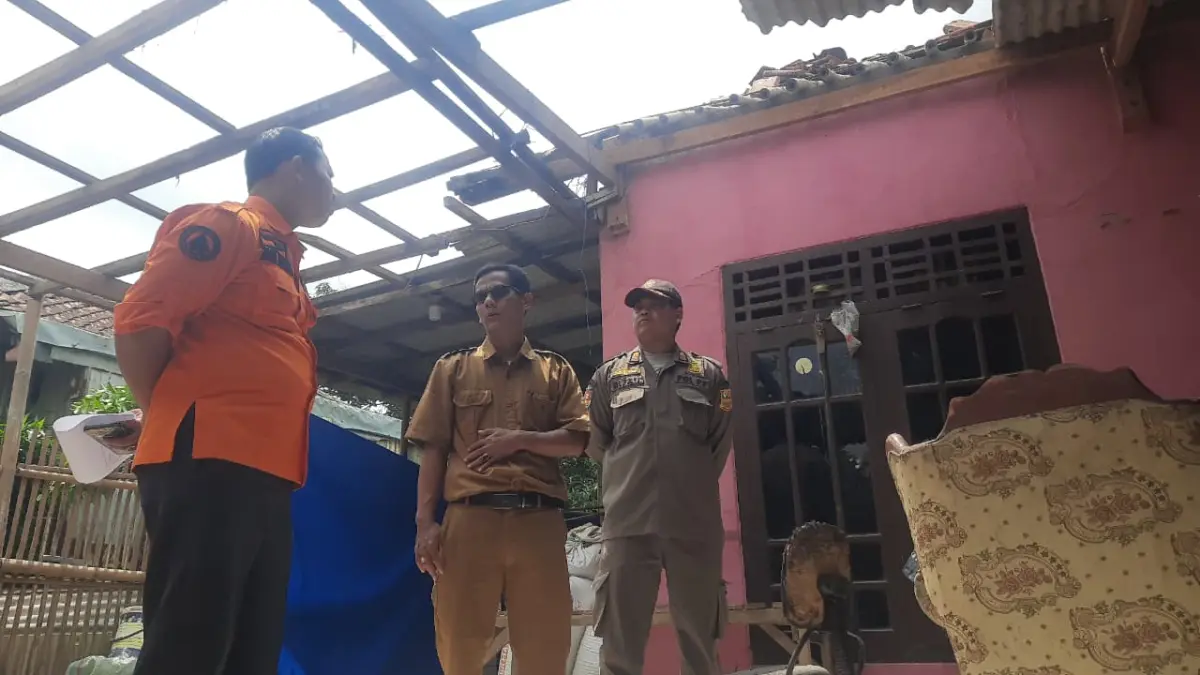 Rumah Warga Rusak gegara angin puting beliung.