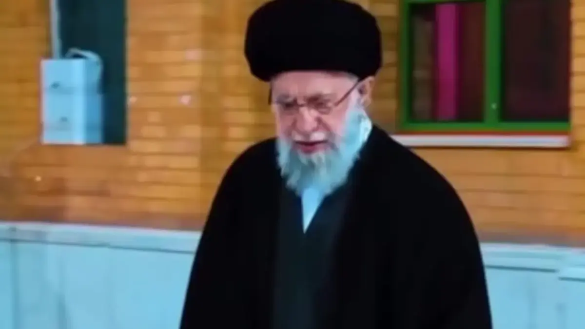 Iran membentuk dewan kepemimpinan sementara yang melibatkan presiden, kepala kehakiman, dan seorang ulama dari