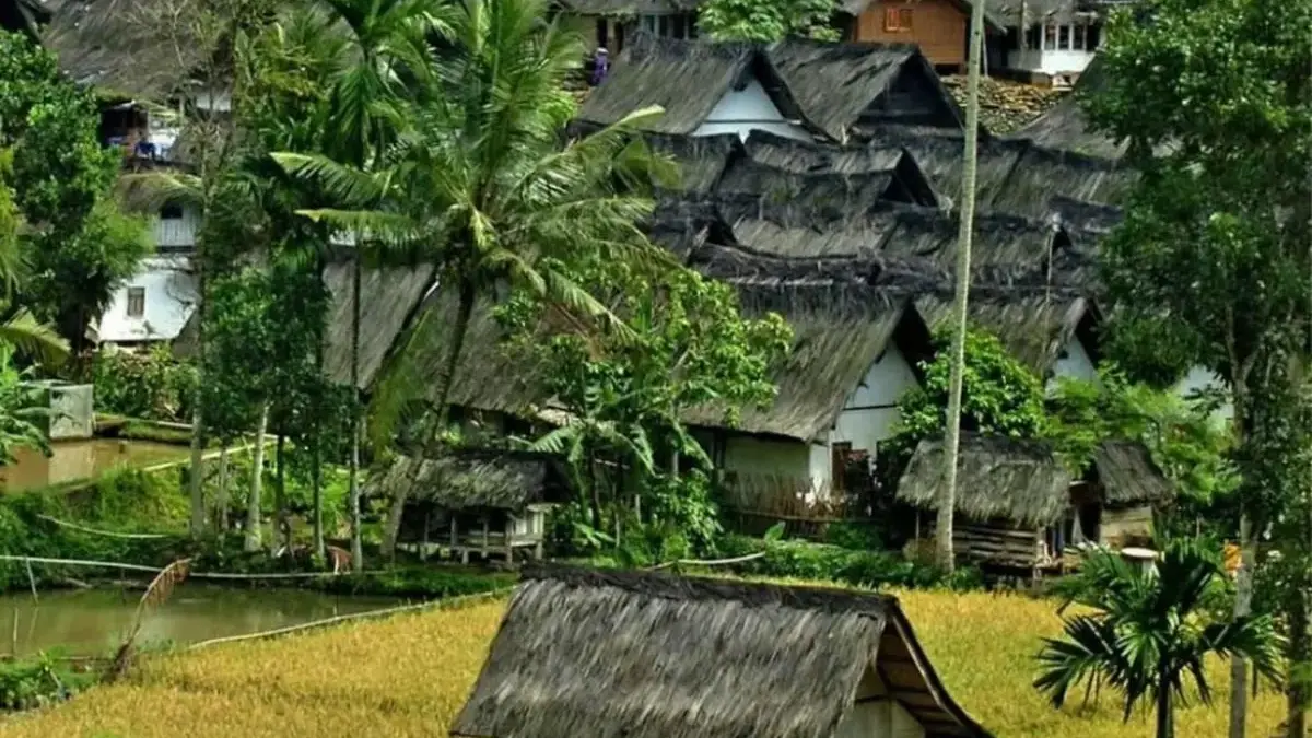 Belajar Nilai Agama dan Kesederhanaan di Kampung Dukuh Dalam Garut