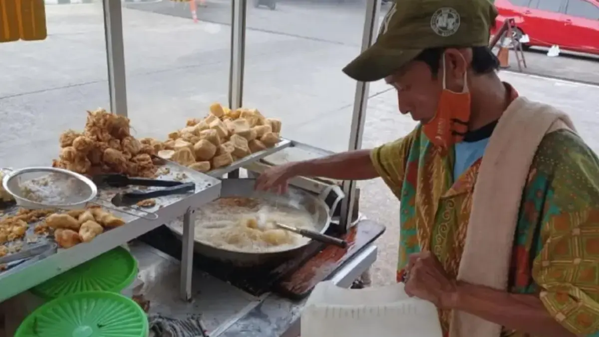 Gorengan Pinggir Jalan Ternyata Pakai Strategi “Sultan”: Diam-Diam Kalahkan Kafe Kekinian! Gorengan Pinggir Jalan