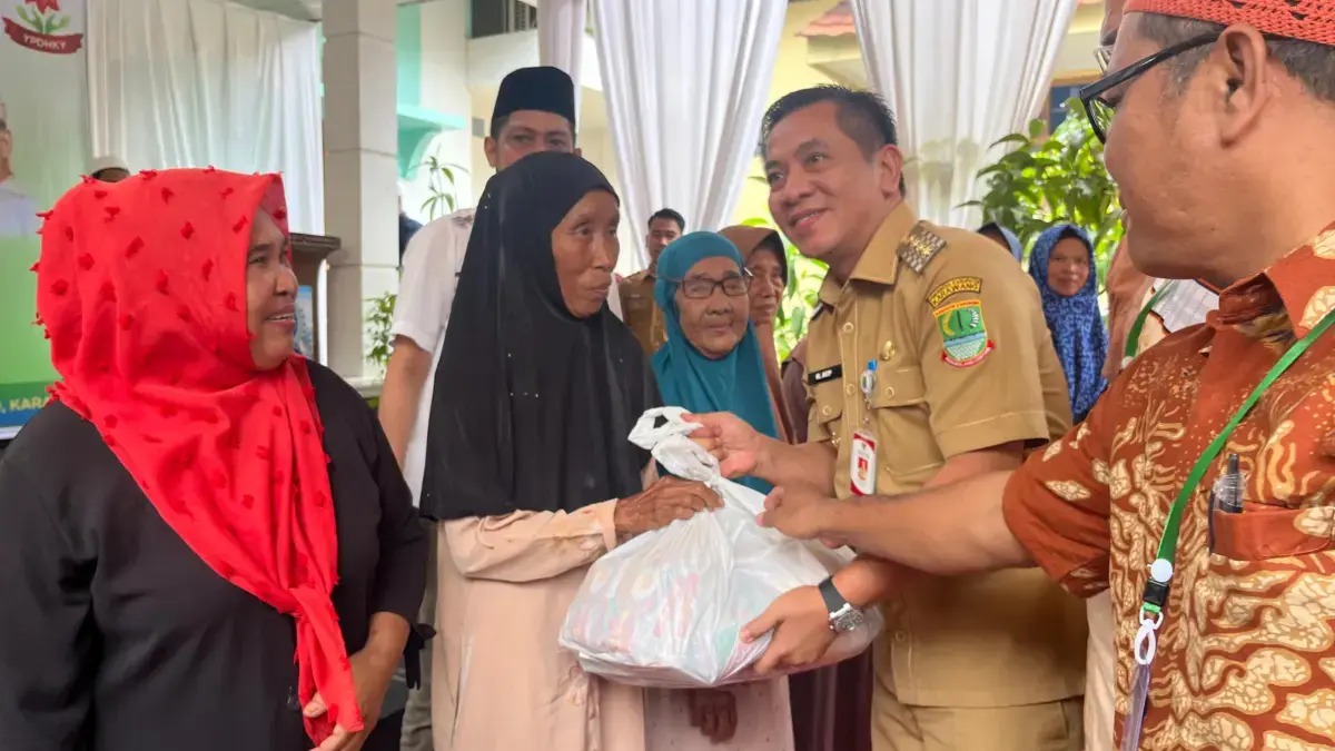 Simbolis : Bupati Karawang, Aep Syaepuloh, saat memberikan sembako murah dengan harga Rp 20.000 di Tunggakjat