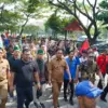 Ratusan mahasiswa dari aliansi Cipayung Plus Bekasi berdialog interaktif dengan jajaran Pemkab Bekasi
