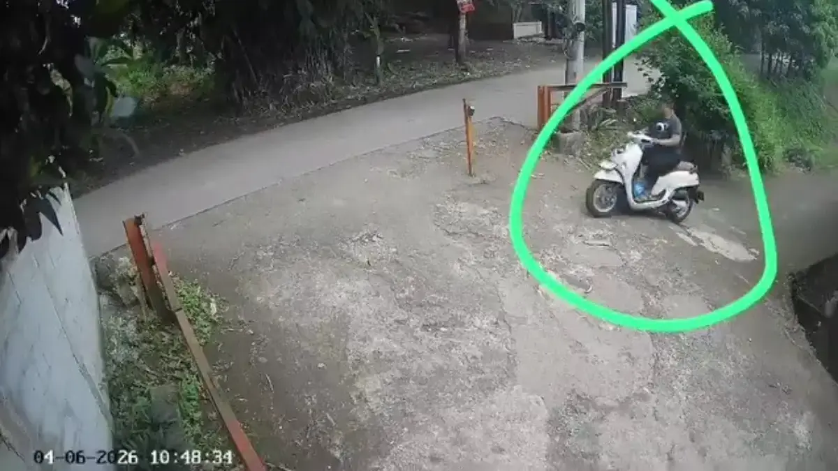 Pelaku Pencuri Sepeda Motor Tukang Es Teh Dengan Modus Sebagai Pembeli Terekam CCTV di Setu Bekasi