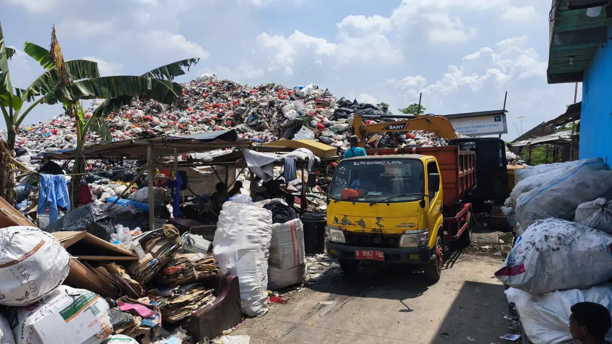 Gunakan 18 Truk, DLH Bekasi Angkut Sampah 20.000 Ton di TPS Liar Milik Mantan Kadus di Sriamur Truk Sampah