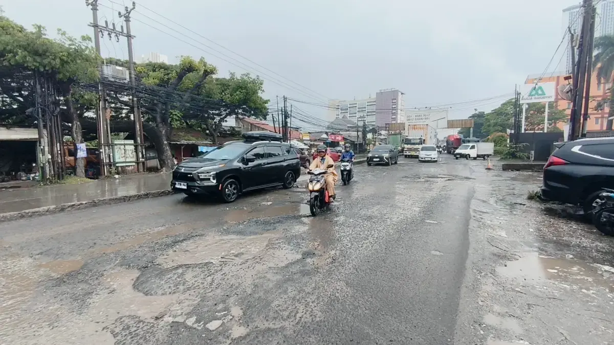 Polisi Siapkan Rekayasa Lalu Lintas Selama Perbaikan Jalan di Jalan KH Raden Ma'mun Nawawi Jalan Rusak