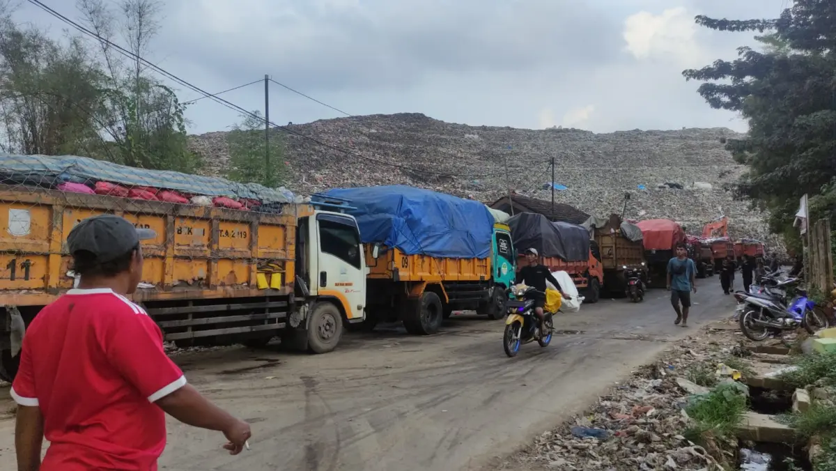 Puluhan truk sampah tertahan.