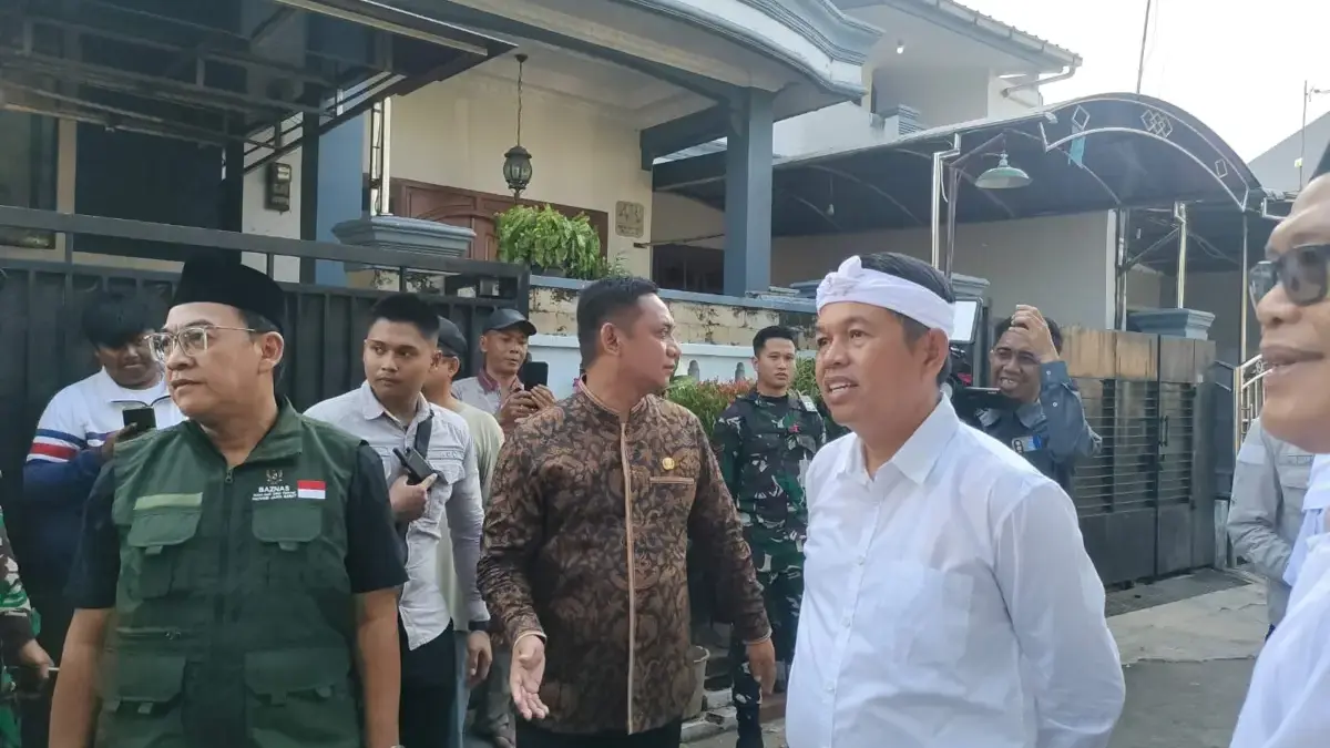 Gubernur jawa barat takziah kerumah duka korban tabrakan KA di Bekasi Timur