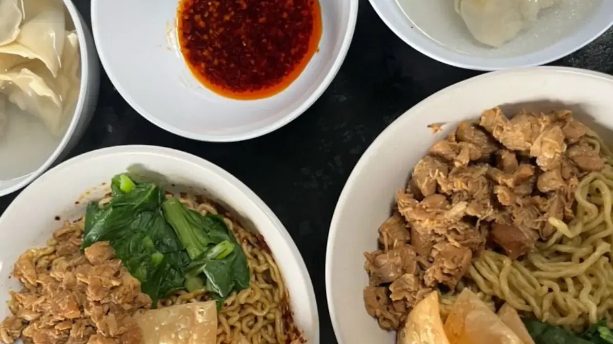 10 Rekomendasi Mie Ayam Hangat Pas Hujan Karawang