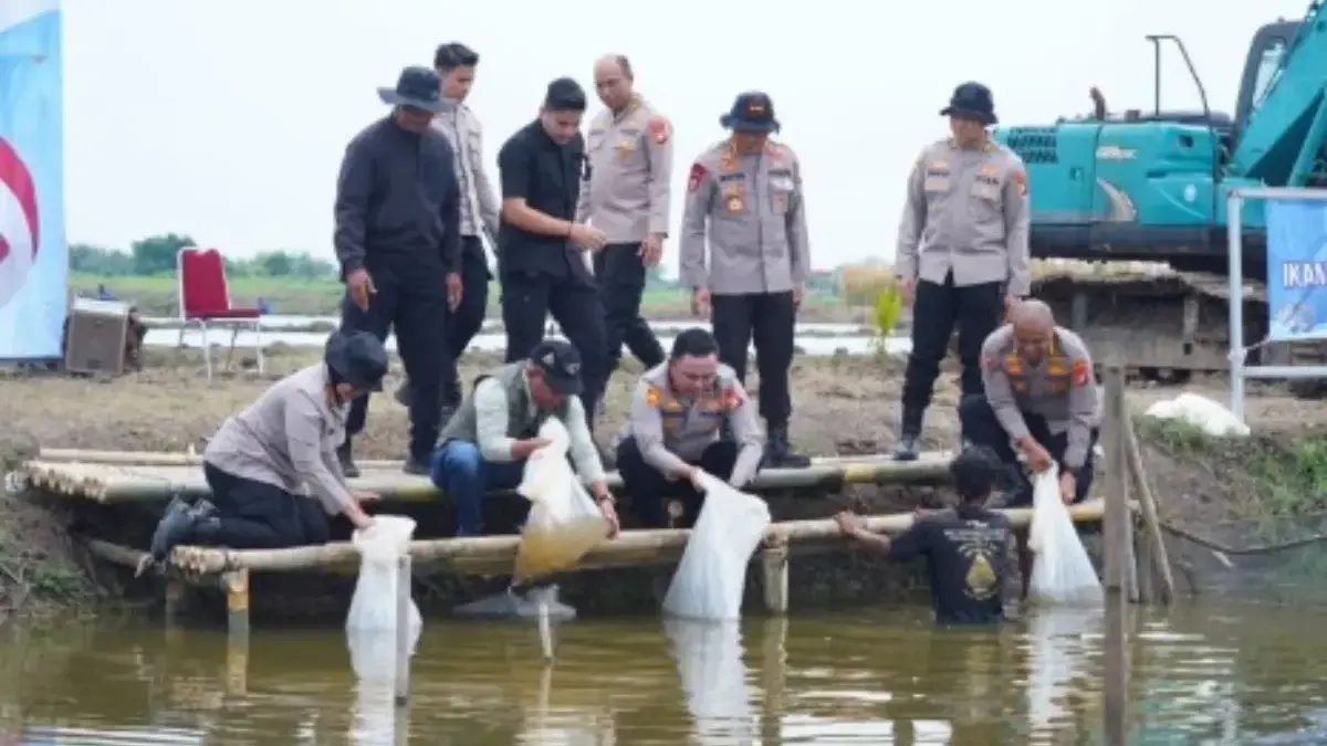 Polisi tebar ikan