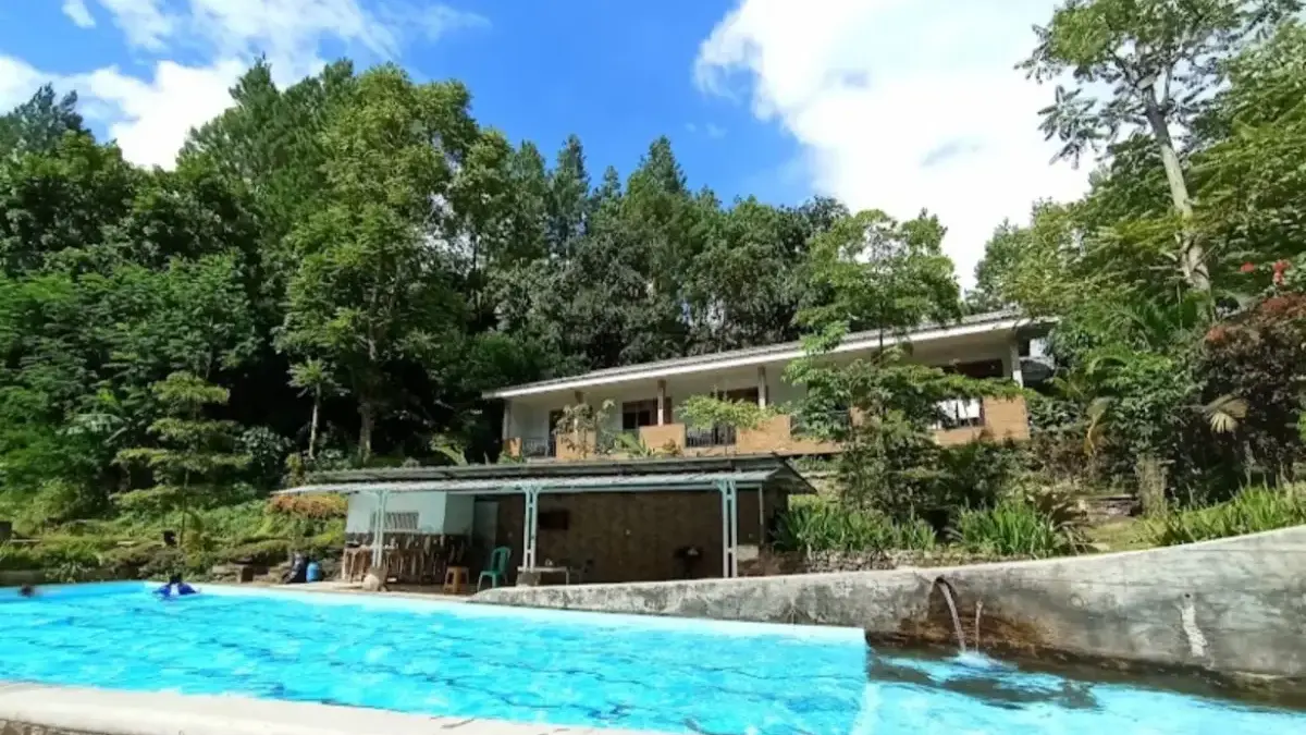 Cuman 7 Ribu Kamu Bisa Menikmati Kolam Renang Alami Langsung dari Gunung di Kawasan Puncak Bogor!