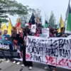 Ratusan mahasiswa dari aliansi Cipayung Plus mengepung pusat pemerintahan daerah, menyuarakan satu pesan tegas