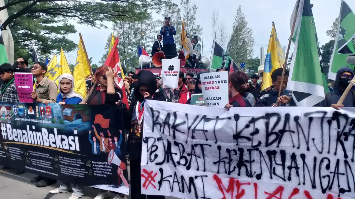 Ratusan mahasiswa dari aliansi Cipayung Plus mengepung pusat pemerintahan daerah, menyuarakan satu pesan tegas