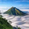 Perjalanan ke Gunung Telomoyo di Magelang, Jawa Tengah, menjadi alternatif menarik bagi wisatawan yang ingin m