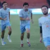 Marc Klok, Thom Haye dan Dion Marx saat melakukan sesi latihan di Stadion Haji Agus Salim