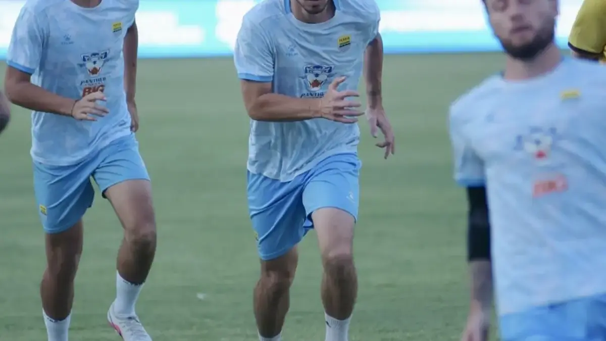 Dimana Tempat Live Streaming Persib Bandung VS Semen Padang? Disini Link Resmi dan Anti Hoax Marc Klok, Thom Haye dan Dion Marx saat melakukan sesi latihan di Stadion Haji Agus Salim