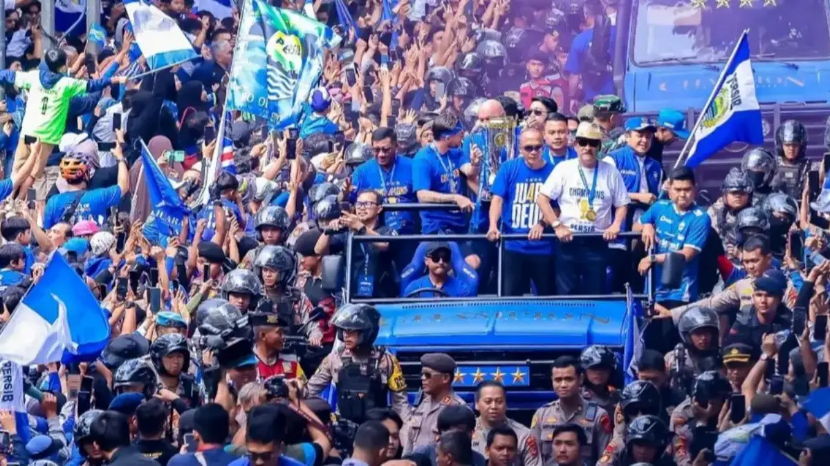 Jika Persib Bandung Hattrick Juara? Bojan Hodak Bisa Bikin Liga 1 Indonesia Jadi Liga Tani! Bojan Hodak dan Jajaran pelatih saat merayakan Persib Bandung Juara Liga Indonesia Musim 2024-25