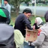 Pendekatan humanis aparat kepolisian mencairkan suasana, terutama aksi Polisi Wanita (Polwan) yang membagikan